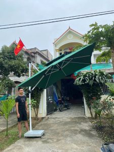 Dù lệch tâm vuông 2m5 xoay 360 độ màu xanh che sân vườn