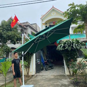 Dù lệch tâm vuông 2m5 xoay 360 độ màu xanh che sân vườn