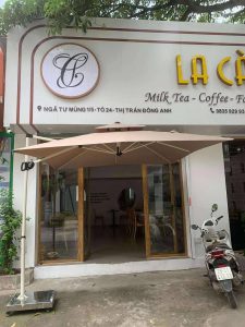 Dù lệch tâm vuông 2m5 xoay 360 độ màu be che quán cafe