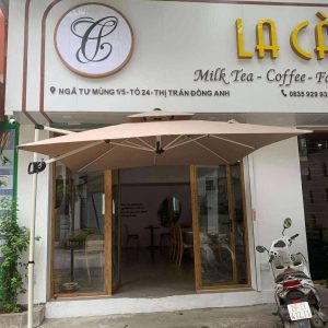 Dù lệch tâm vuông 2m5 xoay 360 độ màu be che quán cafe