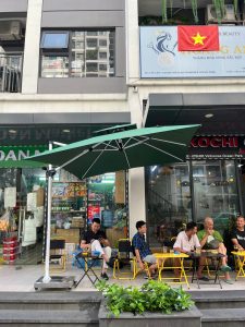 Dù lệch tâm vuông 2m5 xoay 360 độ màu xanh che quán cafe