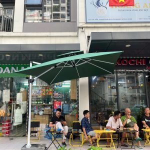 Dù lệch tâm vuông 2m5 xoay 360 độ màu xanh che quán cafe