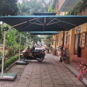 Dù lệch tâm vuông 2m5 xoay 360 độ màu xanh che nắng sân vườn