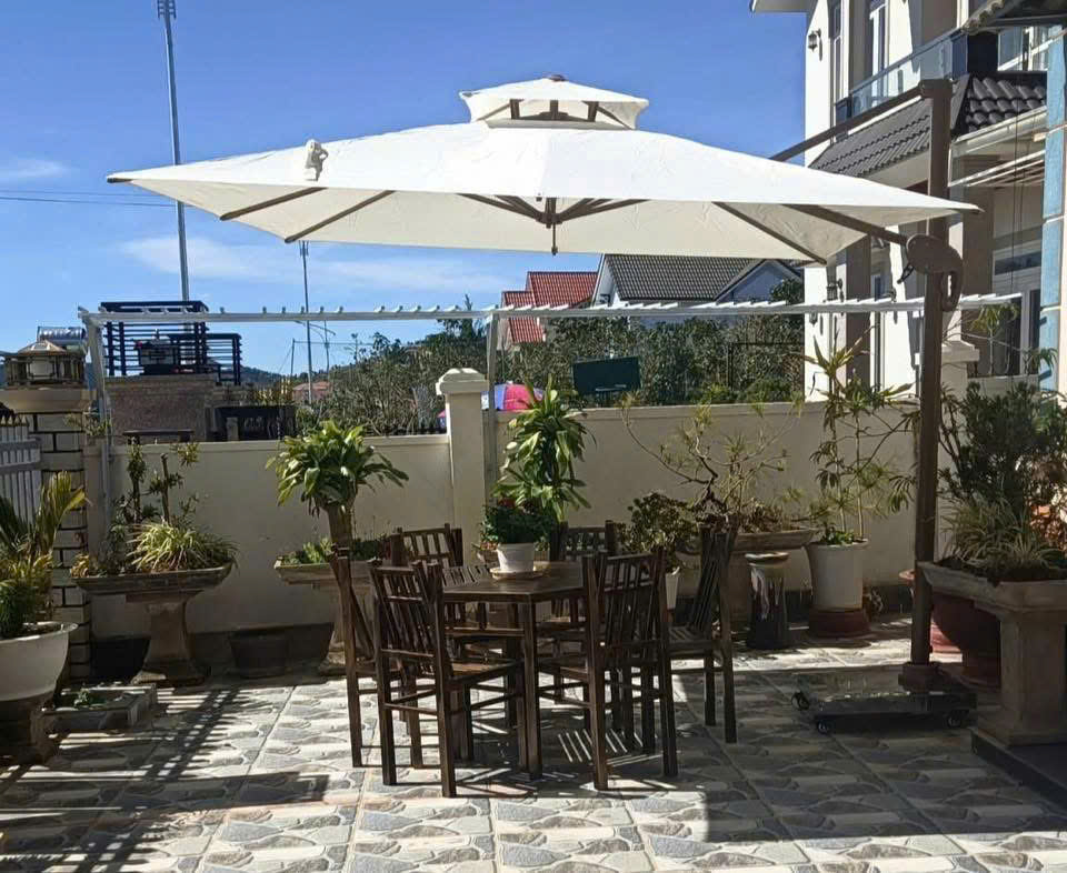 Dù lệch tâm vuông 3m xoay 360 độ màu trắng che sân vườn Dù lệch tâm vuông 3m xoay 360 độ màu trắng che sân vườn