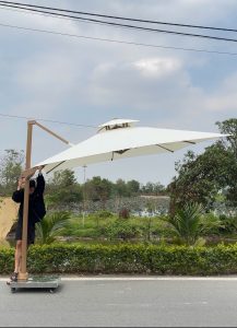Dù lệch tâm vuông 3m xoay 360 độ màu trắng đế inox đổ bê tông Dù lệch tâm vuông 3m xoay 360 độ màu trắng đế inox đổ bê tông