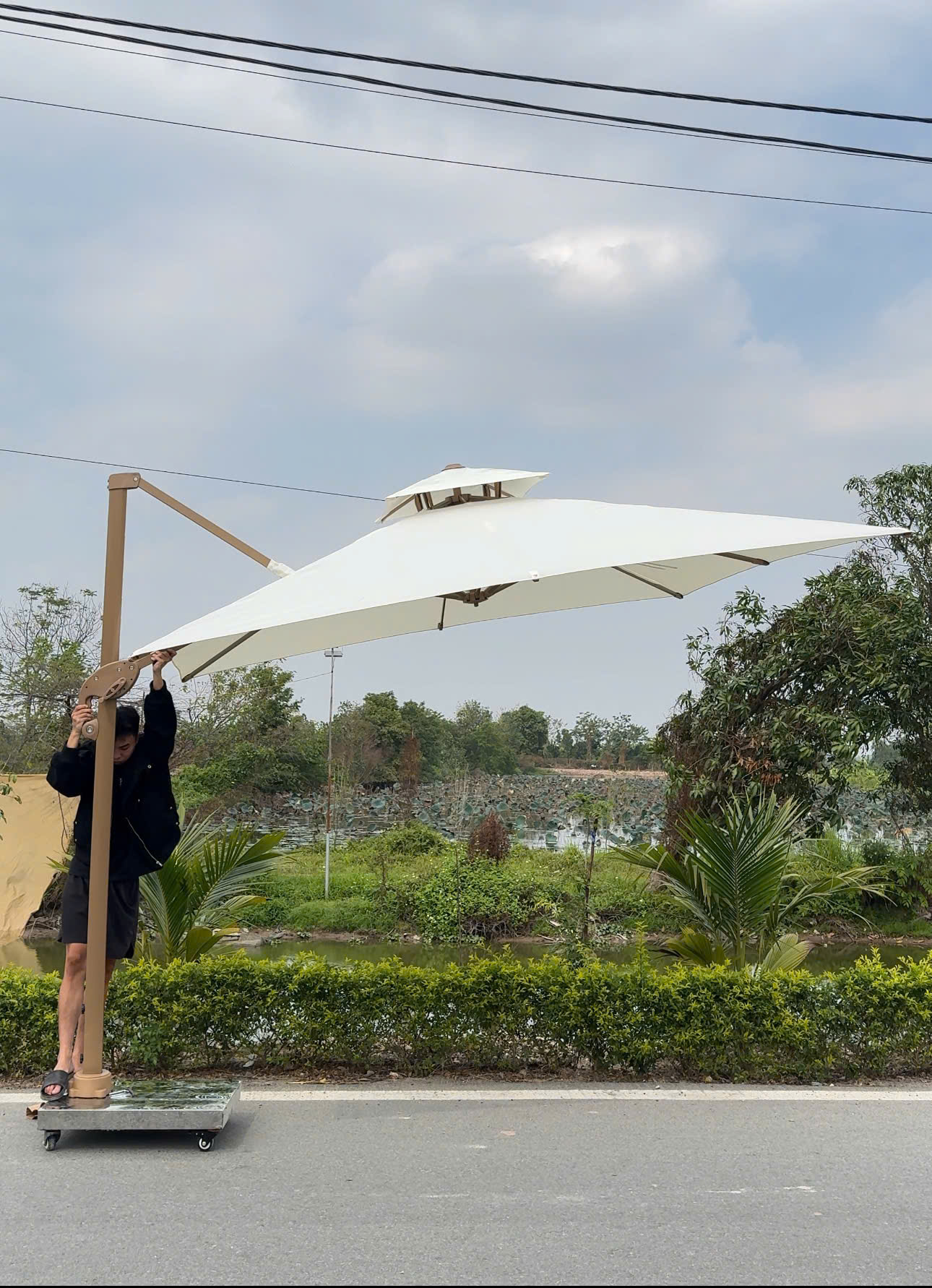 Dù lệch tâm vuông 3m xoay 360 độ màu trắng đế inox đổ bê tông Dù lệch tâm vuông 3m xoay 360 độ màu trắng đế inox đổ bê tông