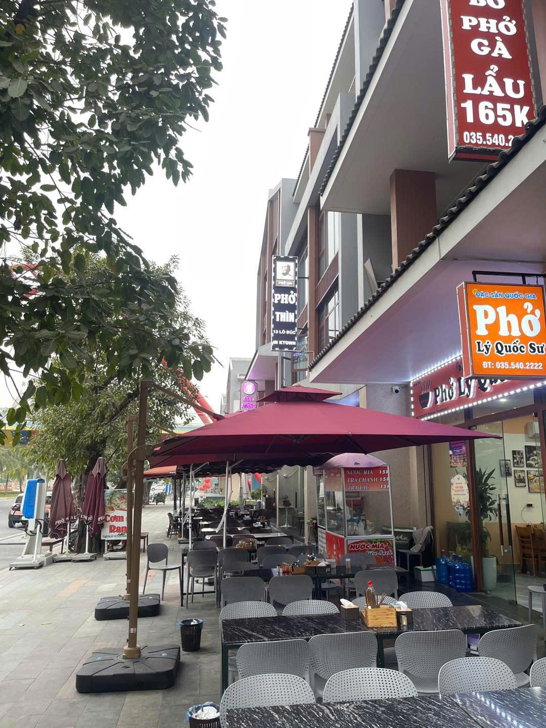 Dù lệch tâm vuông 3m xoay 360 độ màu đỏ che nắng quán cafe