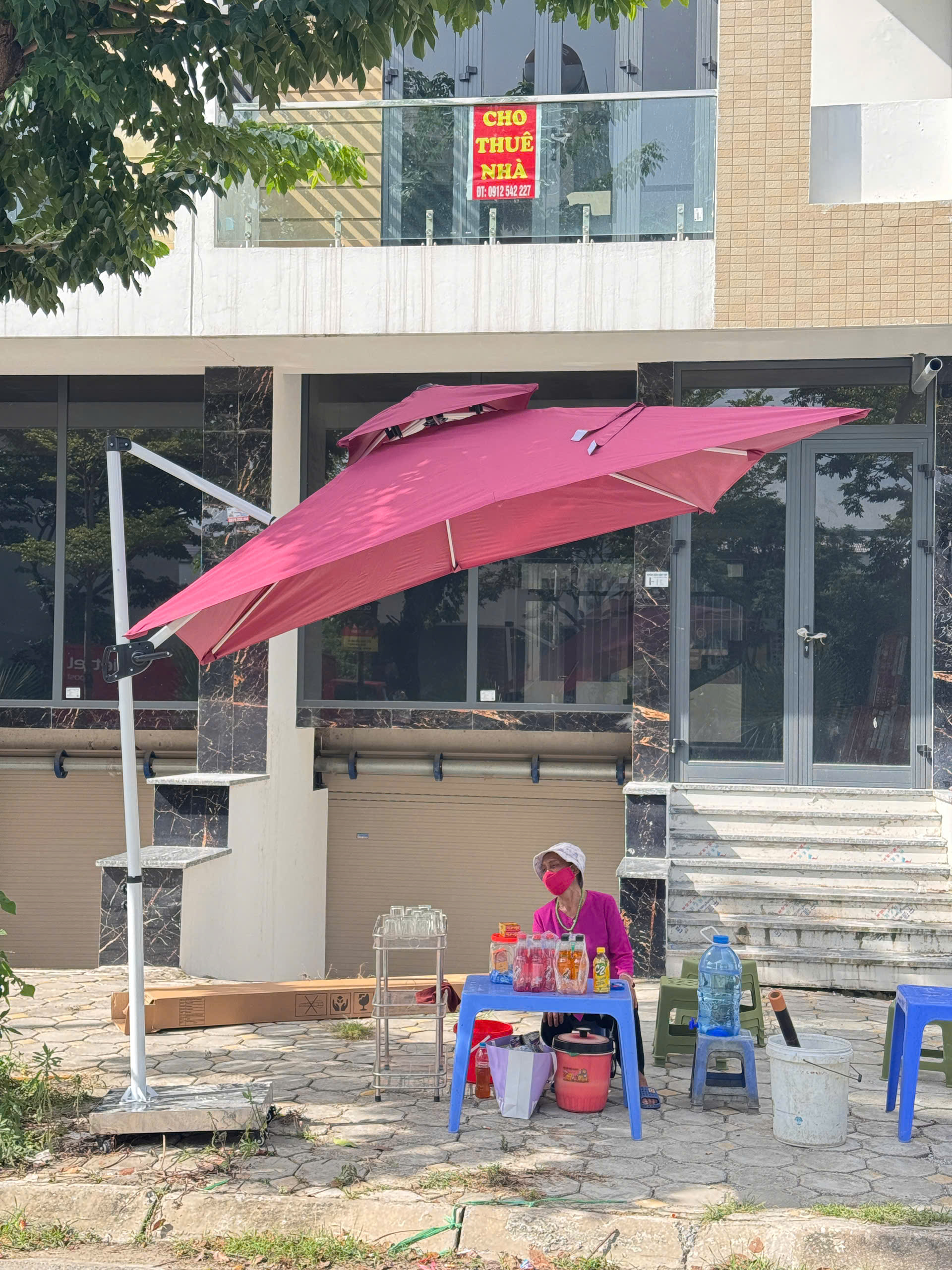Dù lệch tâm vuông 2m5 xoay 360 độ màu đỏ chỉnh nghiêng đa năng che quán cafe Dù lệch tâm vuông 2m5 xoay 360 độ màu đỏ chỉnh nghiêng đa năng che quán cafe