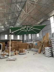 Dù lệch tâm vuông 2m5 xoay 360 độ màu xanh