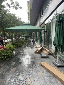 Dù lệch tâm vuông 2m5 xoay 360 độ màu xanh che nắng sân vườn