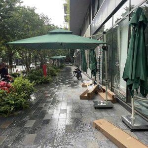 Dù lệch tâm vuông 2m5 xoay 360 độ màu xanh che nắng sân vườn
