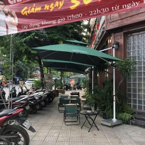 Dù lệch tâm vuông 2m5 xoay 360 độ màu xanh che quán cafe