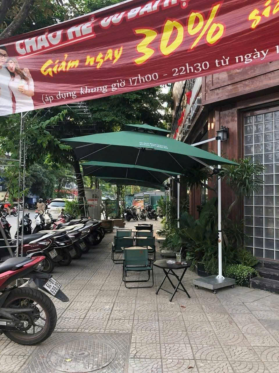 Dù lệch tâm vuông 2m5 xoay 360 độ màu xanh che quán cafe