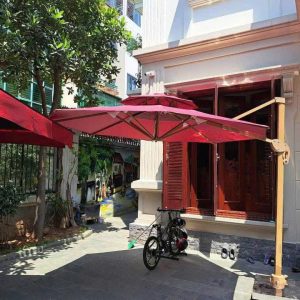 Dù lệch tâm tròn 3m xoay 360 độ màu đỏ che sân vườn