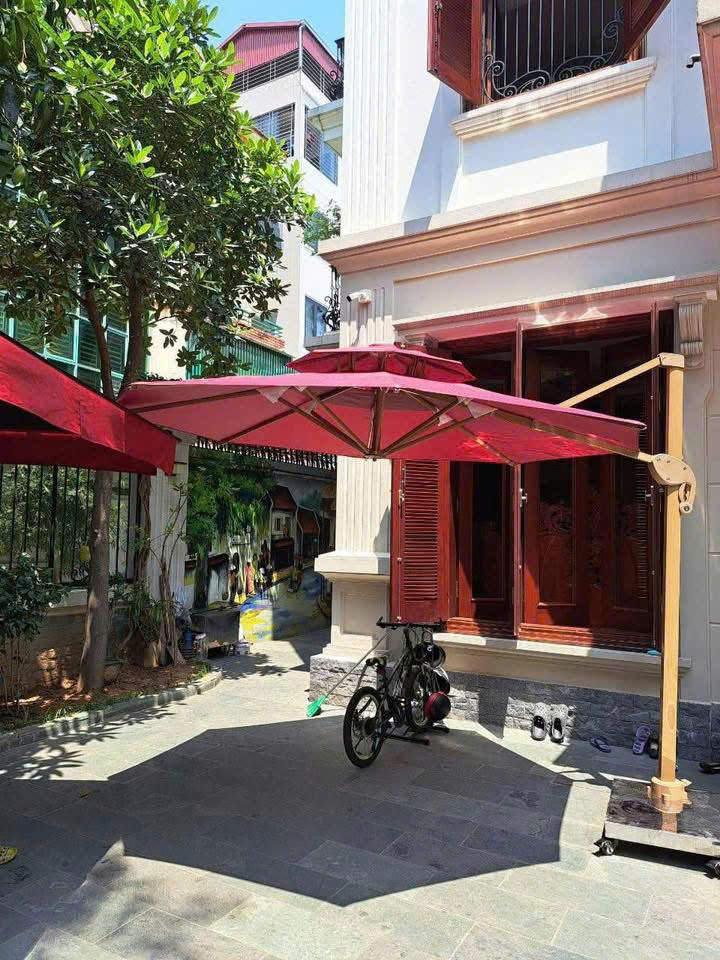 Dù lệch tâm tròn 3m xoay 360 độ màu đỏ che sân vườn Dù lệch tâm tròn 3m xoay 360 độ màu đỏ che sân vườn