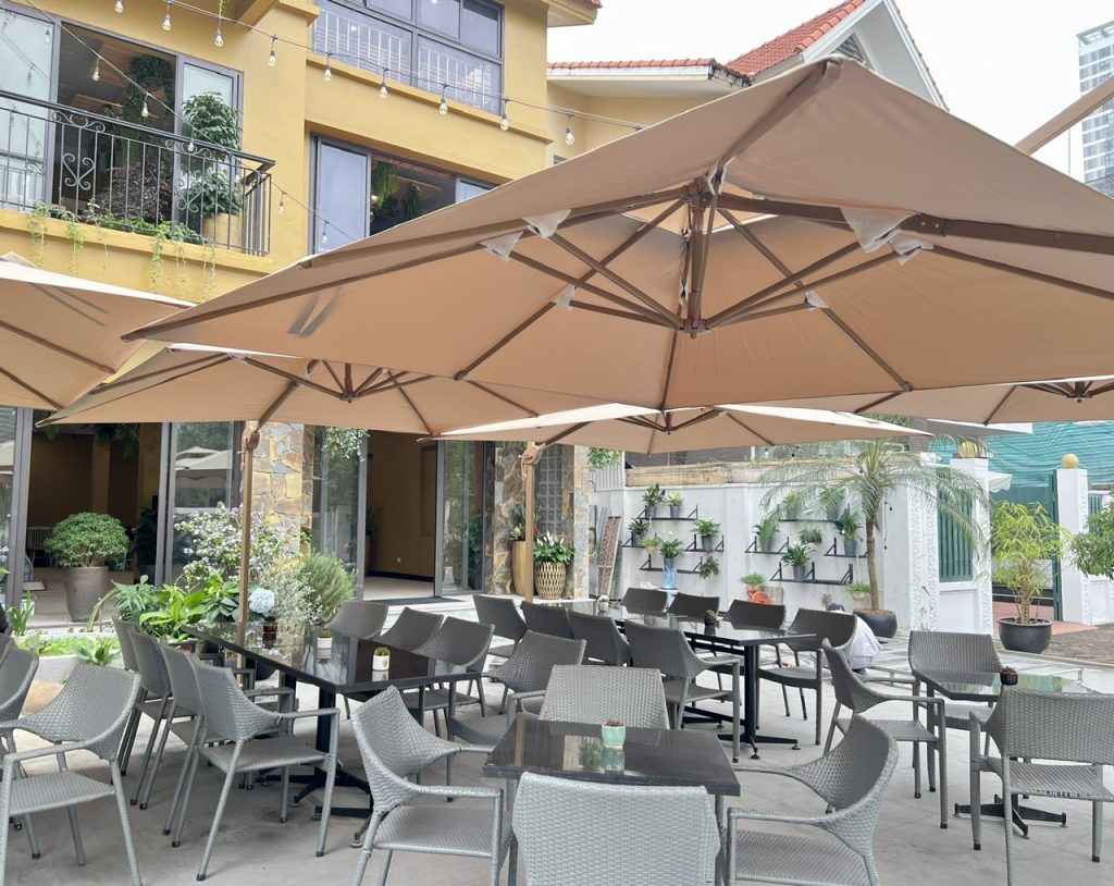 Dù lệch tâm vuông 3m xoay 360 độ màu be che nắng quán cafe