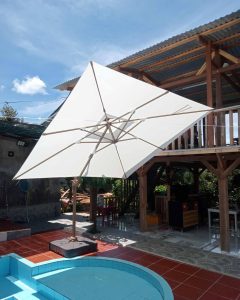 Dù lệch tâm vuông 3m xoay 360 độ màu trắng che hồ bơi Dù lệch tâm vuông 3m xoay 360 độ màu trắng che hồ bơi