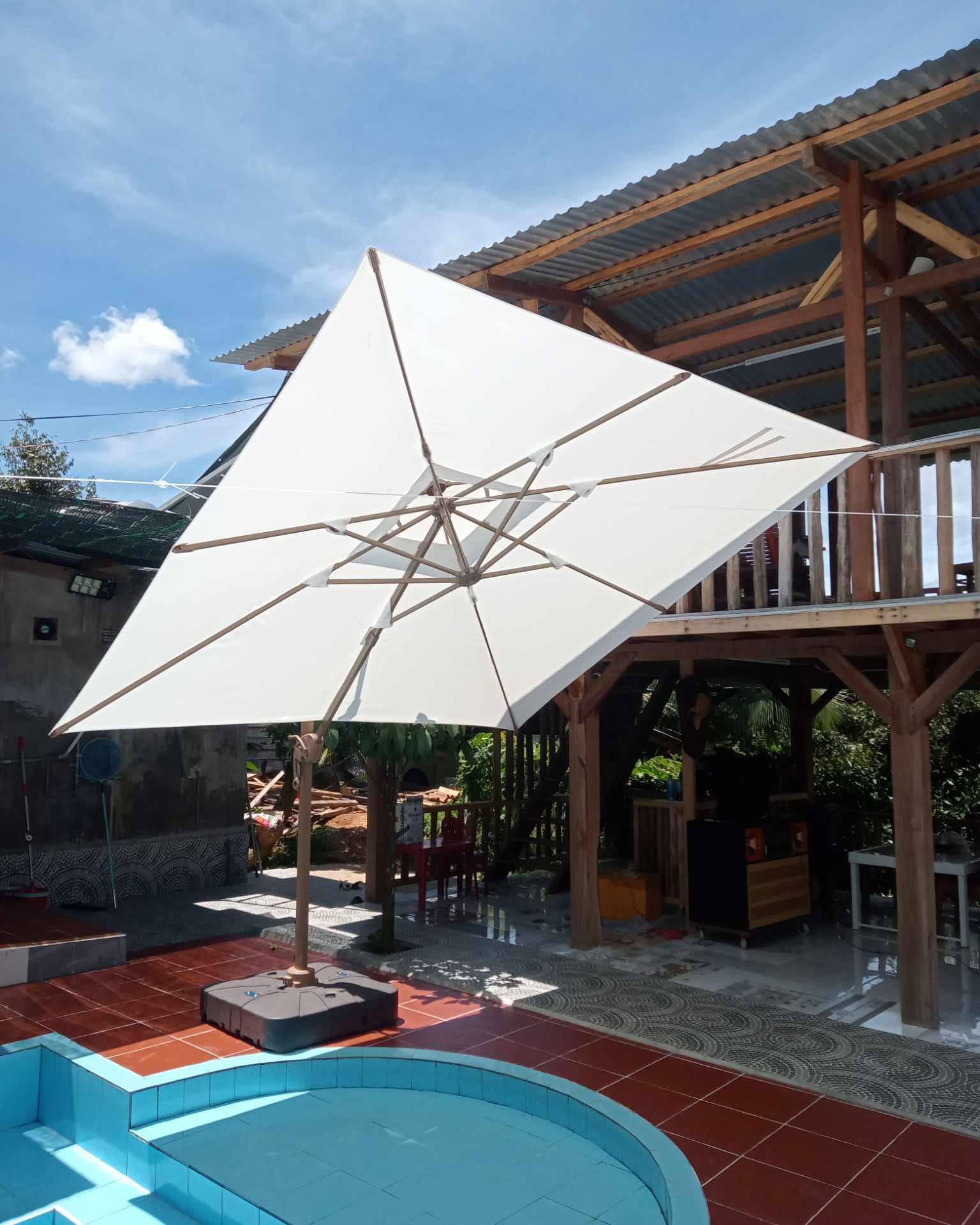 Dù lệch tâm vuông 3m xoay 360 độ màu trắng che hồ bơi Dù lệch tâm vuông 3m xoay 360 độ màu trắng che hồ bơi